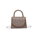 Bruine tas van imitatie-suède met strass-flap en een zilverkleurige ketting - Bruin