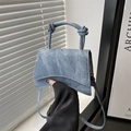 Borsa a mano in denim blu con manico a nodo e base curva, borsa a tracolla chic - Celeste