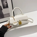 Borsa a tracolla rettangolare in ecopelle bianca con finiture dorate e ciondolo - Bianco