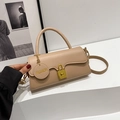 Borsa a tracolla rettangolare beige con fibbia dorata e ciondolo moda su scale bianche - Cachi