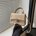 Elegante borsa a tracolla beige in pelle opaca con fibbia ad anello dorata da donna - Cachi