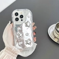 Dettaglio custodia iPhone specchio argento con stelle 3D e perle in mano - Stella a Specchio (iPhone 7/8/SE 2020)