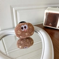 Dettaglio del supporto per telefono a forma di biscotto di peluche con ricami - Biscotto in Peluche Marrone Chiaro