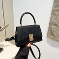 Borsa a mano nera classica con patta glitterata e chiusura a scatto dorata in mano - Nero