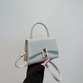 Sac bandoulière bleu clair à rabat strass brillant et fermoir rotatif doré élégant - Argenté