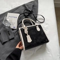 Elegante borsa tote in pelle bianca e nera con profili a contrasto e tracolla lunga - Nero