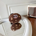 Dettaglio dell'impugnatura per telefono in peluche a biscotto con ricamo carino su specchio - Biscotto in Peluche Marrone Scuro