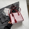 Elegante borsa tote in marmo rosa con finiture in pelle bordeaux e dettagli dorati - Borgogna
