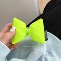 Gros plan détaillé d'une barrette nœud vert néon rembourrée en similicuir verni brillant - Clip Arrière Noeud en Cuir - Vert / Vert Fluorescent