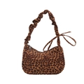Borsa hobo leopardata con tracolla a pieghe e dettaglio a nastro su sfondo bianco - Marrone