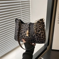 Borsa a mezzaluna leopardata con fibbia in metallo dorato e tracolla a catena invernale - Marrone