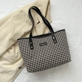 Geräumige Shopper-Tasche mit schwarz-weißem Hahnentrittmuster und schwarzen Ledergriffen - Schwarz