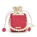Magenta Spitzen-Eimertasche mit Perlengriff und goldener Kette auf weißem Grund - Rosa