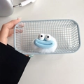 Dettaglio di un mostro di peluche con bocca larga su un mini cestino in rete metallica blu - Staffa Bianca - Peluche Bocca Grande - Bianco