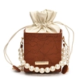 Braune Eimer-Tasche mit Spitzenprägung, Perlengriff und goldener Kettenriemen - Braun