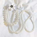 Dettaglio della tracolla a doppia perla con ciondolo a fiore e ganci in metallo - Clip Posteriore Fiore Grande Cuore + Set Catena di Perle (Bianco)