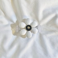 Dettaglio della molletta per capelli a fiore bianco con cuore dorato su tessuto morbido - Clip Posteriore Fiore Grande Cuore (Bianco)