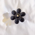 Dettaglio di una pinza per capelli a fiore nero con cuore dorato su tessuto bianco - Clip Posteriore Fiore Grande Cuore (Nero)