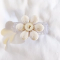 Dettaglio del fermaglio a fiore color crema con cuore dorato su tessuto bianco morbido - Clip Posteriore Fiore Grande Cuore (Albicocca)