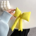 Dettaglio di una molletta per capelli a fiocco in tessuto giallo imbottito con clip - Fiocco con Clip Posteriore Giallo