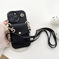 Schwarze Leder-Handyhülle mit Kartenfach, Perlenkette, Kamelienblüte und Nummer 5 Anhänger - Kamelien-Rundbrieftasche (mit Nr. 5 Kunstparelkette und Umhängeband) / iPhone 7/8/SE 2020 / Schwarz