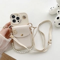 Detailansicht der cremefarbenen Lederhülle mit Kamelienblüte und Perlenketten-Anhängern - Camellia Rundes Portemonnaie (Große Augen) mit Nummer 5 Künstliche Perlenkette und Crossbody-Gurt / iPhone 7/8/SE 2020 / Aprikose