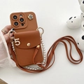 Details der iPhone-Hülle in Karamellbraun mit Perlenkette und goldener Kamelien-Relief - Nummer 5 Künstliche Perlenkette + Crossbody Gurt / iPhone 7/8/SE 2020 / Braun