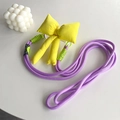 Dettaglio del cinturino viola per cellulare con fiocco giallo e etichetta ricamata - Fiocco Giallo con Clip Posteriore + Corda Intrecciata Colorata