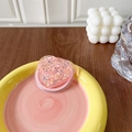Dettaglio del supporto per telefono a cuore con glitter rosa in un vassoio di ceramica - Supporto Magnetico Trasparente - Cuore con Paillettes - Rosa