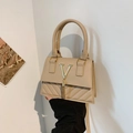 Beige gesteppte PU-Leder Umhängetasche mit goldenem V-Logo und Quastenanhänger - Khaki