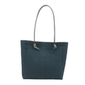 Minimalistische marineblaue Denim-Tasche mit silbernen Seilgriffen und Metallösen auf Weiß - Silber