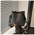 Detail der schwarzen Beuteltasche mit bunten Strasssteinen und breitem Gurt - Silber