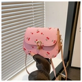 Détail du sac à bandoulière rose avec imprimé cerise et fermoir en métal doré - Rose