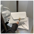 Detalle de bolso de hombro blanco con hebilla dorada decorativa de diseño entrelazado lujo - Blanco