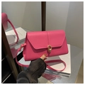 Détail du sac à main en cuir PU rose avec boucle métallique à double anneau doré et rabat - Rose rose