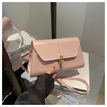 Detalle de bolso rosa con cierre giratorio dorado y textura de cuero sintético mate fino - Rosa