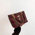 Winter Karo-Tragetasche mit rot-grünem Wollmuster und goldenem Hirsch-Anhänger - Rot