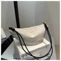 Detalle del bolso media luna de nailon blanco con correa de doble nudo negro - Blanco