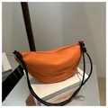 Detalle del bolso media luna de nailon naranja con correa de cuerda trenzada negra - Naranja