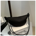 Detalle de bolso medialuna negro de tela oxford con correa de cuerda y cremallera - Negro
