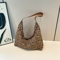 Grande borsa hobo di tendenza in tela leopardata con spallacci in pelle marrone - Marrone