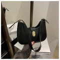Detalle de un bolso de media luna negro con hebilla ajustable de metal dorado elegante - Negro
