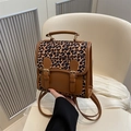 Zaino chic con stampa leopardata e ecopelle marrone con ampio manico superiore - Marrone