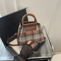 Bolso retro de cuadros con asas marrones y correa de hombro en tonos otoñales - Marrón
