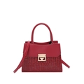 Sac à main rouge texture crocodile avec boucle dorée et bandoulière sur fond blanc - Rouge