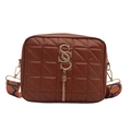 Borsa a tracolla trapuntata color caramello con chiusura a S dorata e tracolla tessuta - Marrone