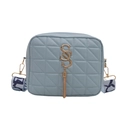 Borsa a tracolla trapuntata azzurra con logo S dorato e nappine alla moda - Blu