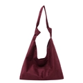 Bolso tote retro de gamuza burdeos con detalle de correa anudada sobre fondo blanco limpio - Burdeos