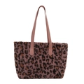 Roze shopper van imitatiebont met luipaardprint en roze schouderbanden op wit - Roze