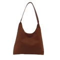 Sac hobo minimaliste en daim marron avec bandoulière élégante sur fond blanc - Marron